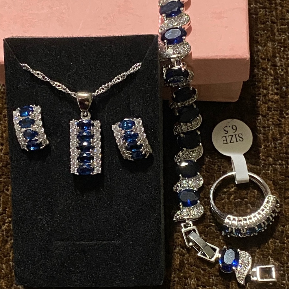 necklace bracelet ring and earrings silver/blue